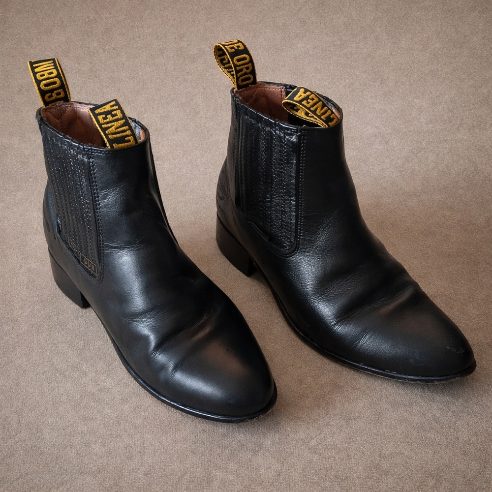 Línea del Oro Black Leather Chelsea Boots | M